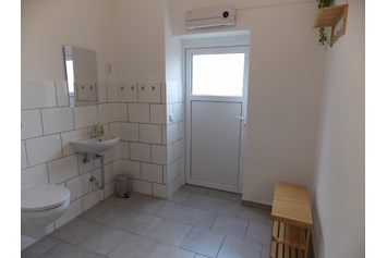 Wohnmobilstellplatz: Wasch- und Sanitärbereich mit Dusche, Waschbecken, WC - Feriengehoeft Uckermark