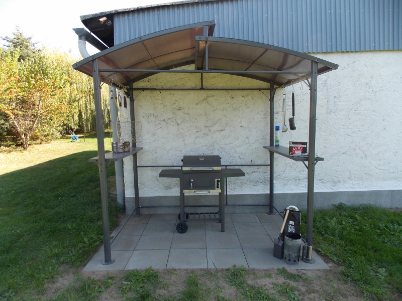 Wohnmobilstellplatz: Grillpavillon mit Holzkohlegrill - Feriengehoeft Uckermark