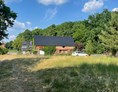 Wohnmobilstellplatz: Blick zum Haus und Scheune von der Wiese aus - Ruhiger Platz im Naturpark Fläming & Kultur Nähe