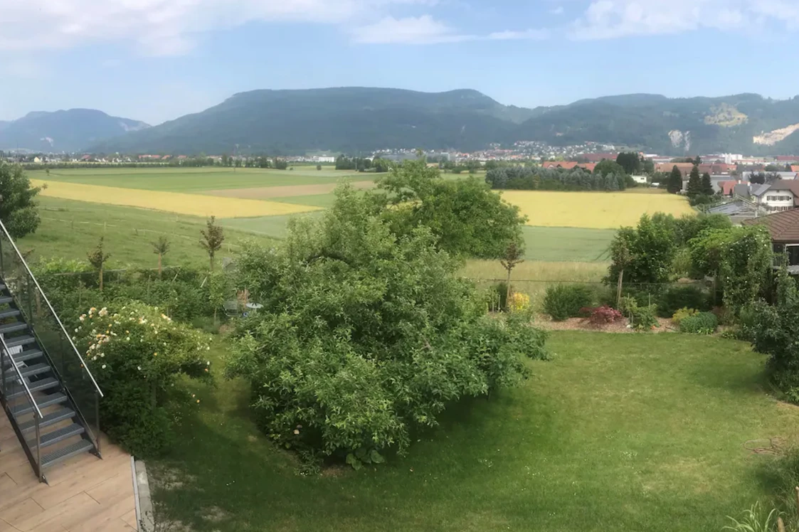 Wohnmobilstellplatz: Aussicht im Garten hinter dem Haus, Stellplatz ist vor dem Haus - Idylle im Mittelland der Schweiz