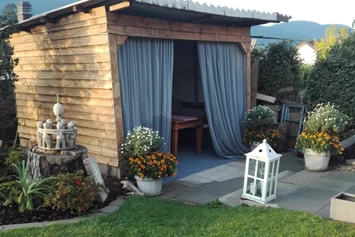 Wohnmobilstellplatz: Gartenhütte, Sitzplatz bei Regen, Neben dem Grill, Holz muss selber mitgebracht werden,  - Idylle im Mittelland der Schweiz