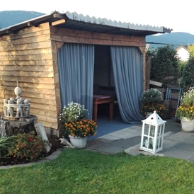Wohnmobilstellplatz: Gartenhütte, Sitzplatz bei Regen, Neben dem Grill, Holz muss selber mitgebracht werden,  - Idylle im Mittelland der Schweiz