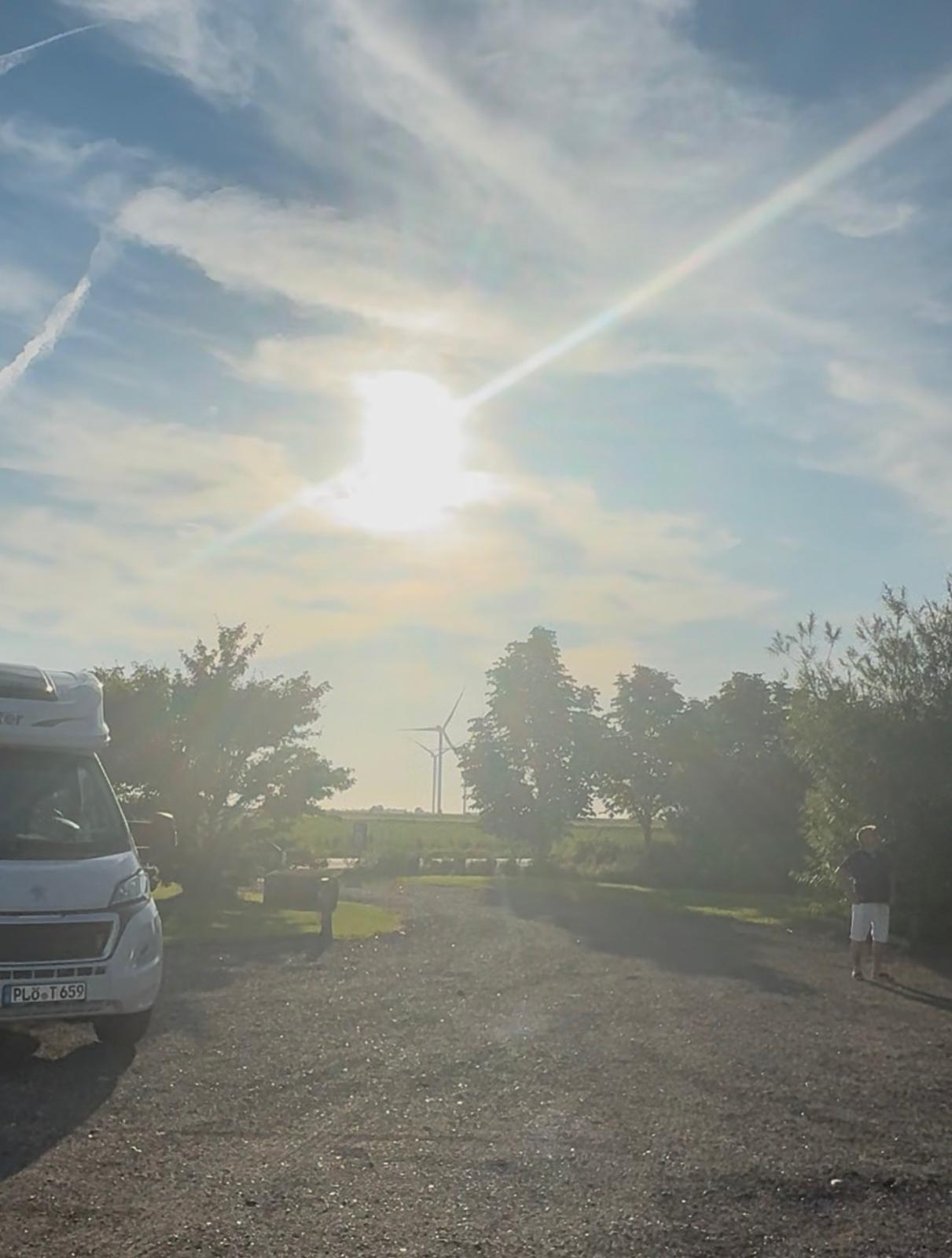 RV park - Oster-Ohrstedt - Unser Stellplatz ist mit Wasser & Stromanschlüssen ausgestattet.  - DeichNah Camp
