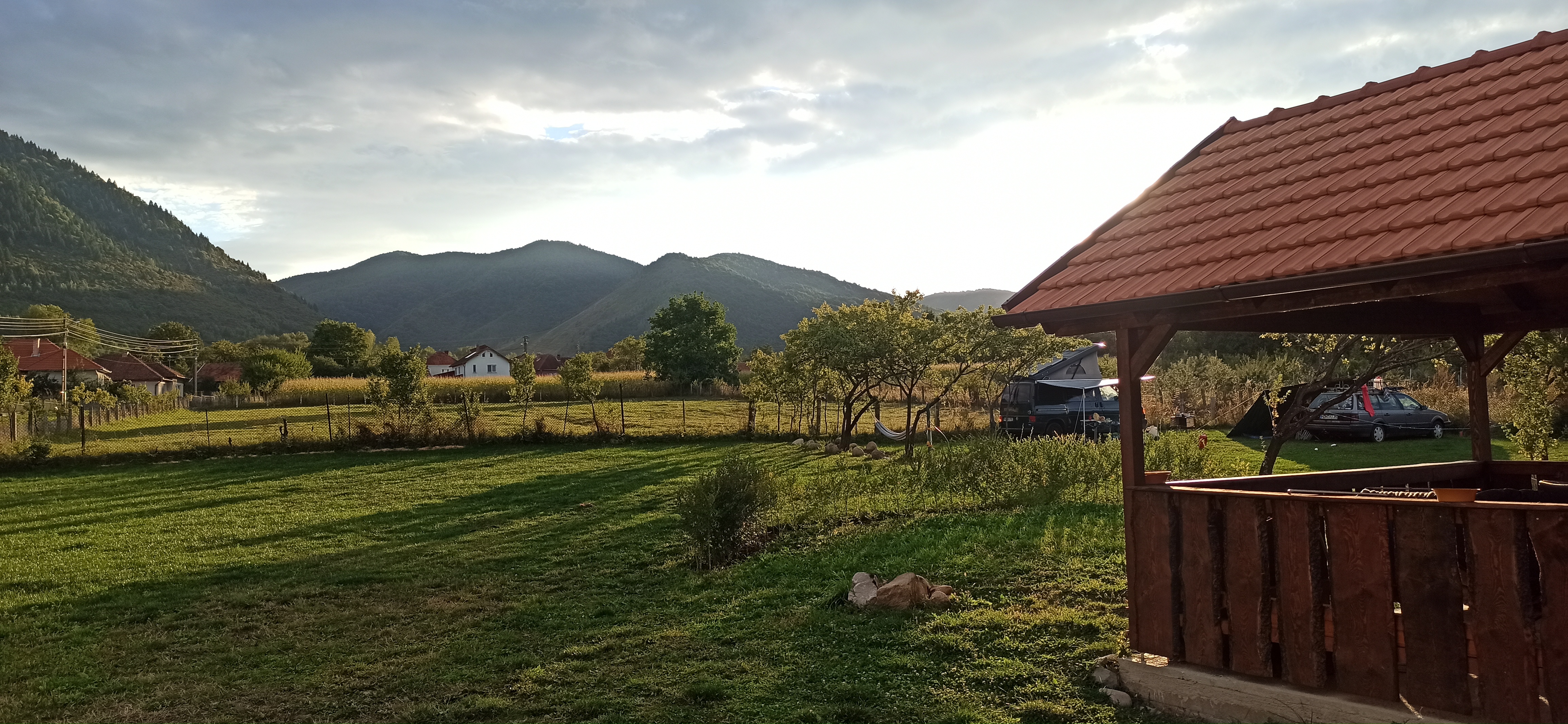 Place de parking pour camping-car - Roumanie - Unsere überdachte Außenküche - Camping Countryside Retezat