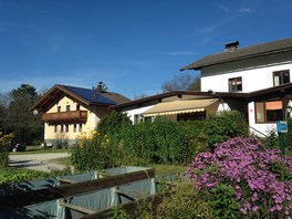 Wohnmobilstellplatz: Blick auf Hauptgebäude und modernen und sauberen Waschanlagen, die im gelben Haus mit Sonnenkollektoren zu sehen sind. - Camping Martina