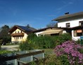 Wohnmobilstellplatz: Blick auf Hauptgebäude und modernen und sauberen Waschanlagen, die im gelben Haus mit Sonnenkollektoren zu sehen sind. - Camping Martina