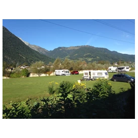 Wohnmobilstellplatz: Blick auf Campingplatz und Gebirge - Camping Martina