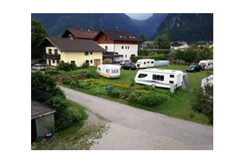 Wohnmobilstellplatz: Blick auf Gemüsegarten von Martina, Stellfläche, Gebirge und Bluntautal im Hintergrund - Camping Martina