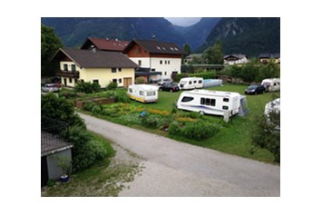 Wohnmobilstellplatz: Blick auf Gemüsegarten von Martina, Stellfläche, Gebirge und Bluntautal im Hintergrund - Camping Martina
