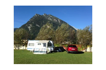 Wohnmobilstellplatz: Blick auf Hausberg "kleiner Göll" - Camping Martina