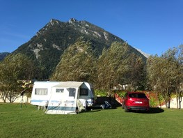 Wohnmobilstellplatz: Blick auf Hausberg "kleiner Göll" - Camping Martina