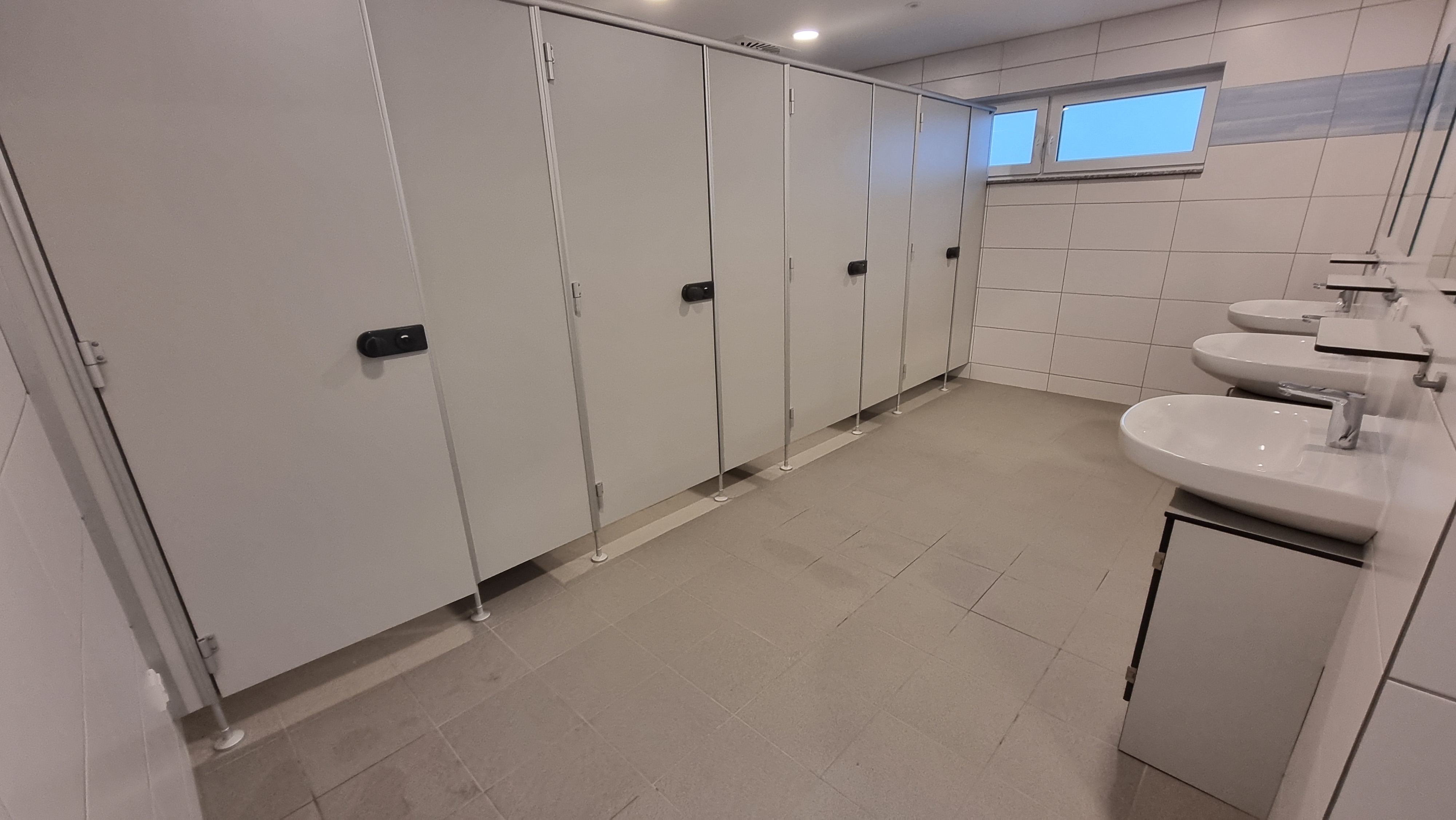 kampeerplaats voor campers - Dessau-Roßlau - Sanitäre Anlagen mit WC und Duschen - Wohnmobil- und Caravan-Parkplatz bei Dessau gleich an der A9 Ausfahrt 9 Vockerode