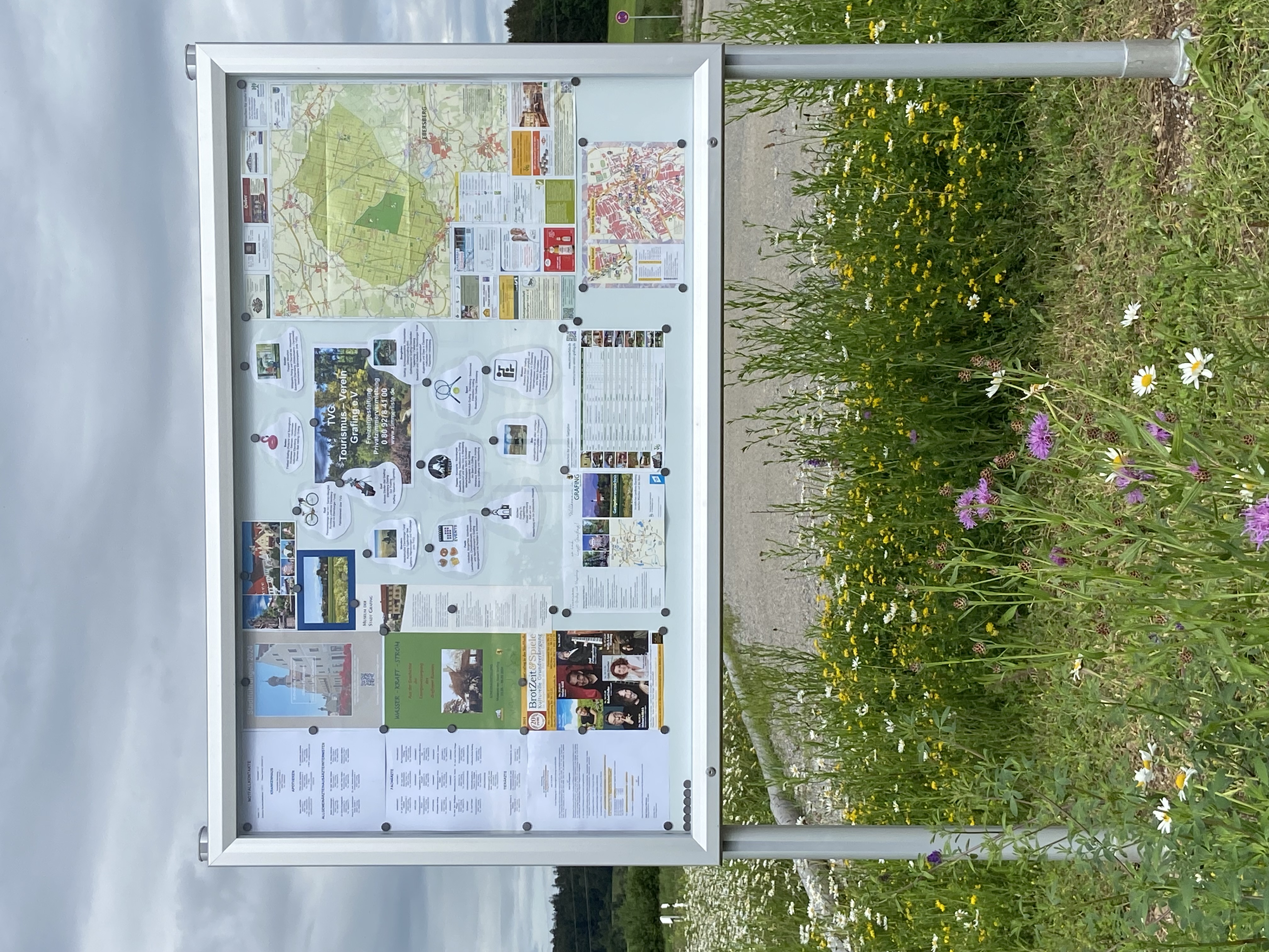 Wohnmobilstellplatz: Infoboard mit allen wichtigen touristischen Informationen aus Grafing sowie dem Landkreis Ebersberg, Kontaktmöglichkeit zum örtlichen Tourismus-Verein, Fahrradwege, Notfallliste mit Ärzten, Link zum digitalen Stadtportal "Hey Grafing" u.v.m. - Wohnmobilstellplatz an den Sportstätten