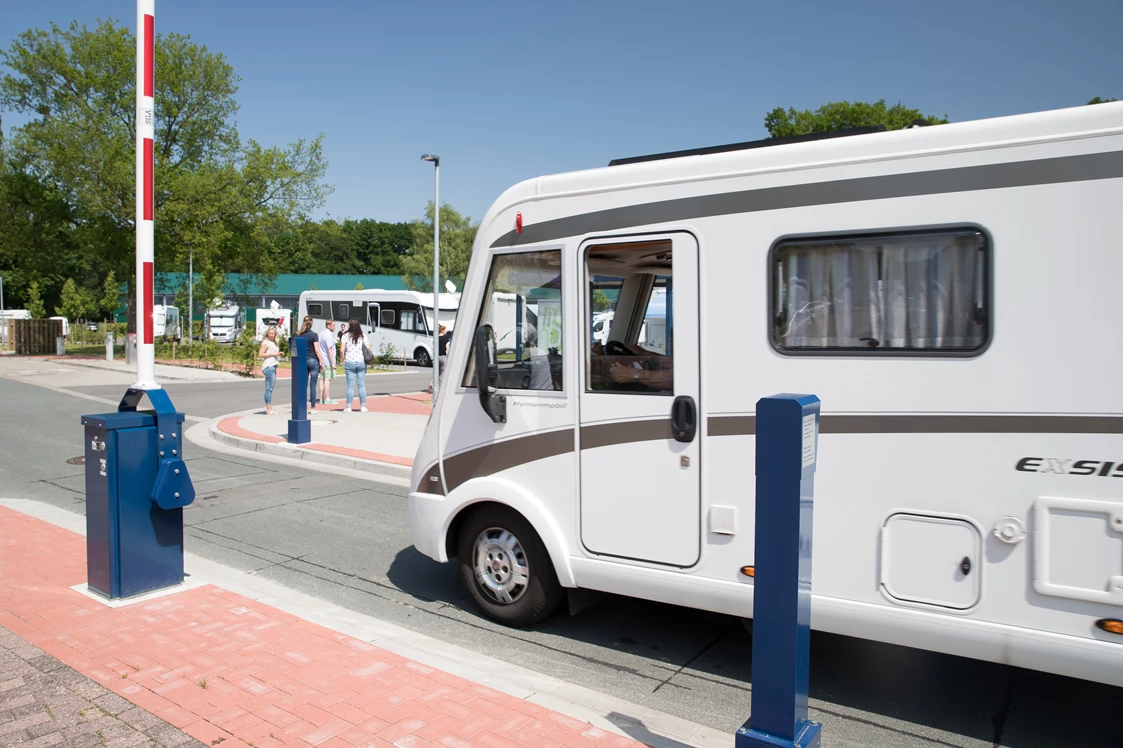 Wohnmobilstellplatz: Schrankenanlage - Wohnmobilstellplatz am Badepark