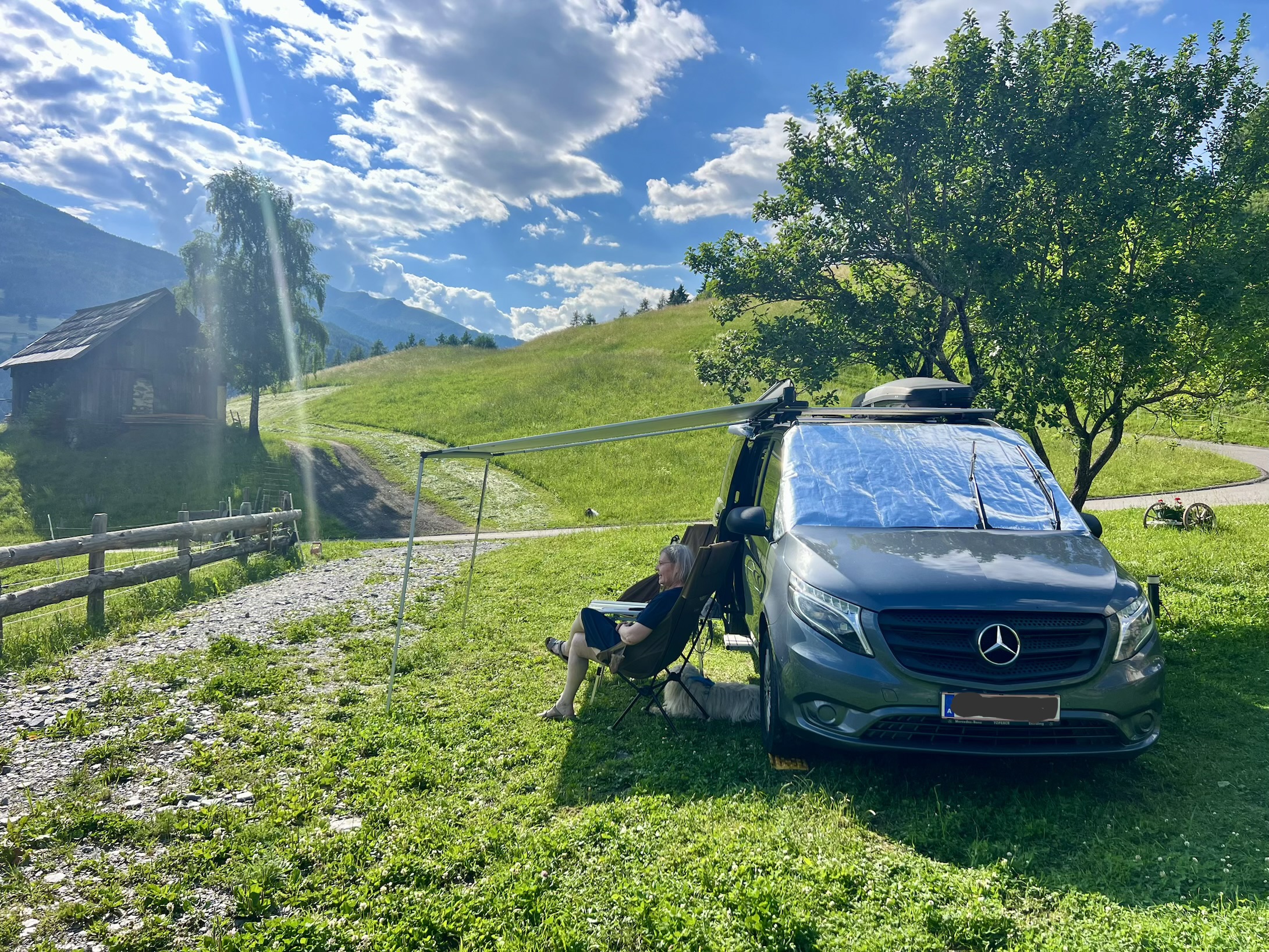 Wohnmobilstellplatz: gemütliches Plätzchen, sehr freundliche Gastgeber - Sonnige Wiese am Bergbauernhof mit Aussicht