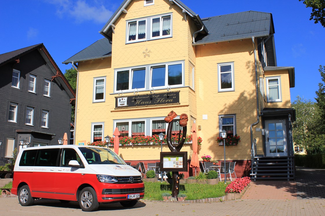 Wohnmobilstellplatz: Unser Café-Restaurant "Haus Flora", direkt gegenüber dem Stellplatz,
mit Shuttleservice - Wohnmobilstellplatz Oberhof