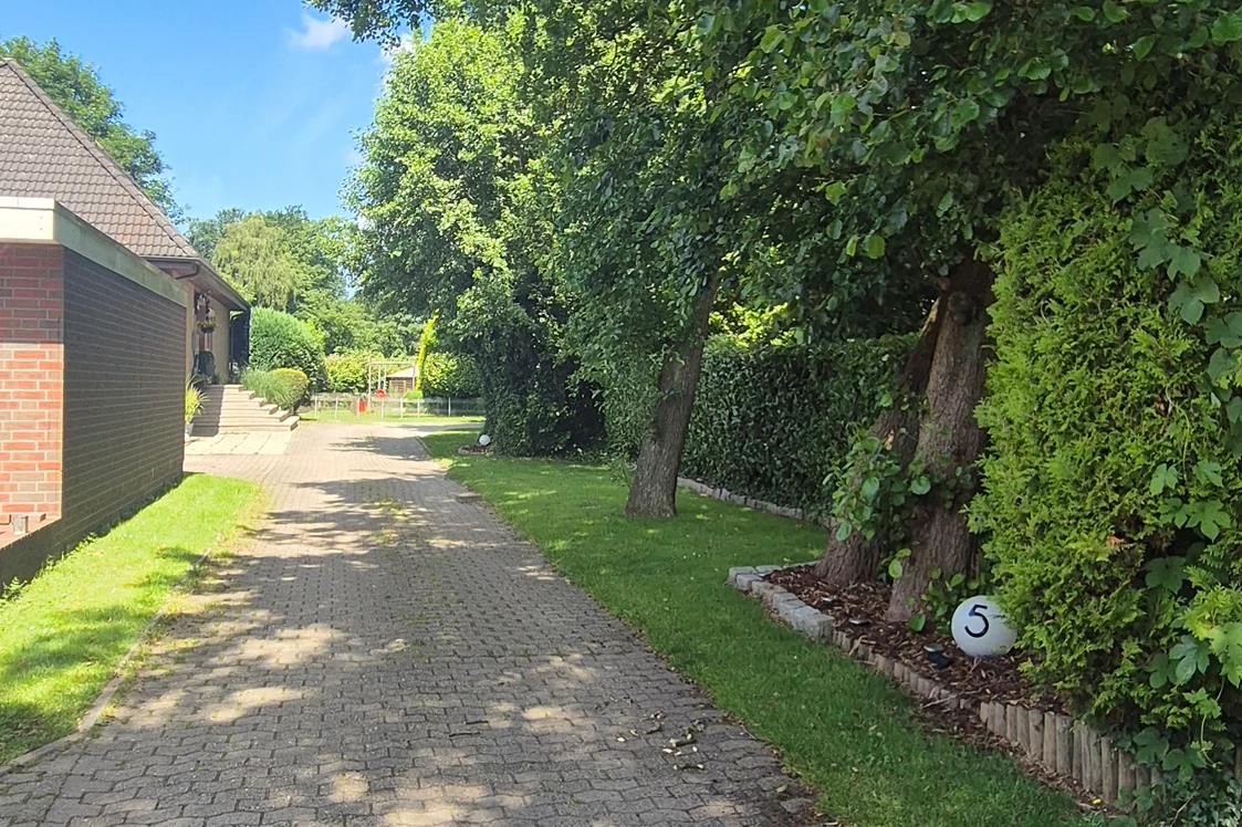 Wohnmobilstellplatz: Zufahrt 
,lange Auffahrt,vorbei an einem 2 Familienhaus - Tannenhof Döscher