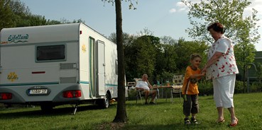 Reisemobilstellplatz - Wohnwagen erlaubt - Roßwein - Campingplatz im O-Schatz-Park - Stellplatz auf dem Campingplatz in Oschatz