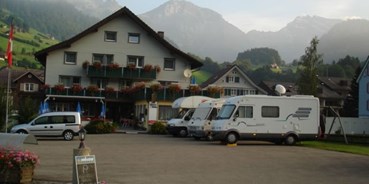 Reisemobilstellplatz - WLAN: nur um die Rezeption vorhanden - Schweiz - Wohnmobil Stellplatz Hotel Restaurant Post
