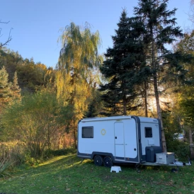 Wohnmobilstellplatz: Abends am Teich - Gästehaus Stein