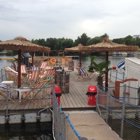 Wohnmobilstellplatz: Floating Bar - Strandbad Gifizsee