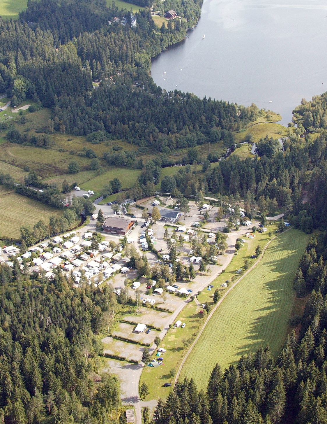 Wohnmobilstellplatz: Luftaufnahme des Campingplatzes - Camping Bankenhof Hinterzarten am Titisee