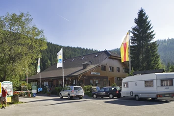 Wohnmobilstellplatz: Das Gebäude mit den Sanitäranlagen und der Rezeption - Camping Bankenhof Hinterzarten am Titisee