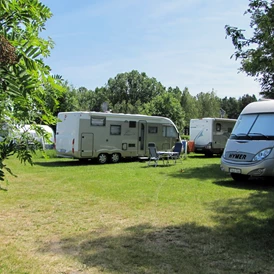 Wohnmobilstellplatz: sonnige Wohnmobilstellplätze - NATURCAMP Pruchten