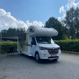 Wohnmobilstellplatz: Wohnmobilstellplatz auf dem Parkplatz an der Wasserwelt ist ausgewiesen. - Wasserwelt Steinigtwolmsdorf