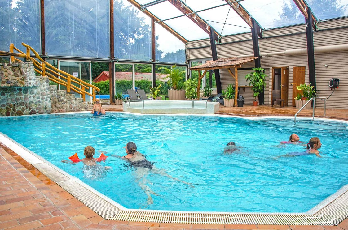 Wohnmobilstellplatz: Direkt auf dem Gelände ist auch ein Schwimmbad mit Saunas und Außenbecken.  - Ferien- und Campingpark Geesthof