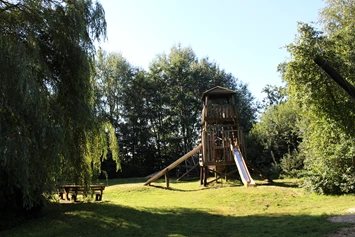 Wohnmobilstellplatz: Kleine Spielplätze verteilt auf dem Gelände. Mit Aussichtsturm und Piratenschiff.  - Ferien- und Campingpark Geesthof