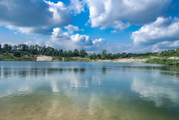 Wohnmobilstellplatz: Nicht weit entfernt vom Campinggeländen finden Sie den Geestsee für eine kühle Erfrischung.  - Ferien- und Campingpark Geesthof