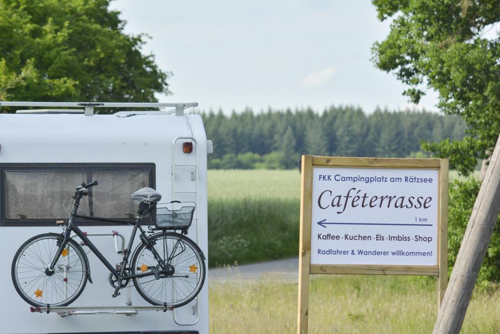 Wohnmobilstellplatz: Herzlich Willkommen - Imbiss und Caféterrasse am Wohnmobilstellplatz - FKK Campingplatz am Rätzsee - Wohnmobilstellplatz am FKK Campingplatz am Rätzsee