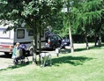Wohnmobilstellplatz: Befestigte Stellplätze auf der Übernachtungwiese vor dem Campingplatz - Stellplatz Main-Spessart-Park