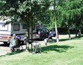 Wohnmobilstellplatz: Befestigte Stellplätze auf der Übernachtungwiese vor dem Campingplatz - Stellplatz Main-Spessart-Park