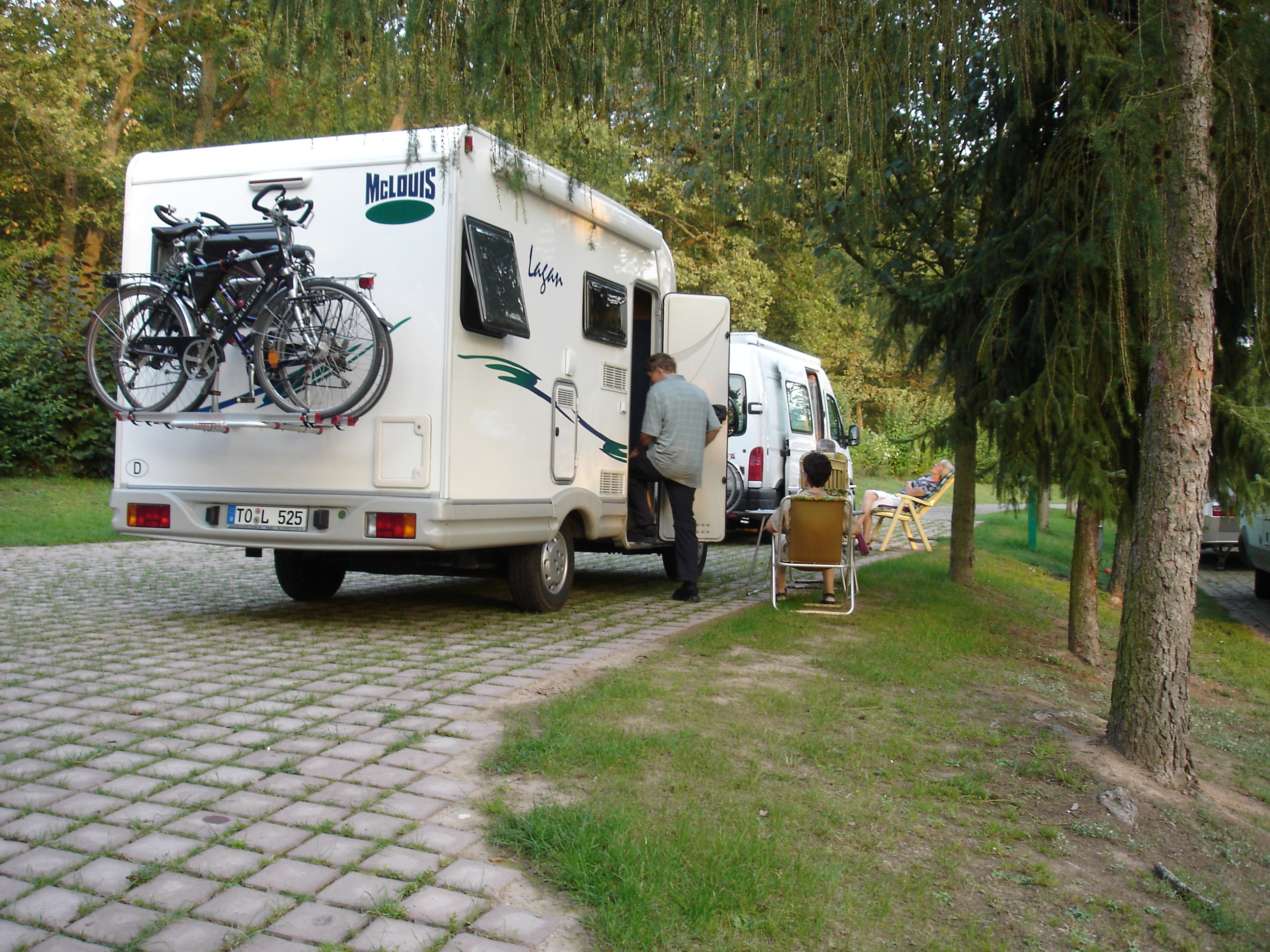 Reisemobilstellplatz: Befestigte Stellplätze auf der Übernachtungwiese vor dem Campingplatz - Stellplatz Main-Spessart-Park