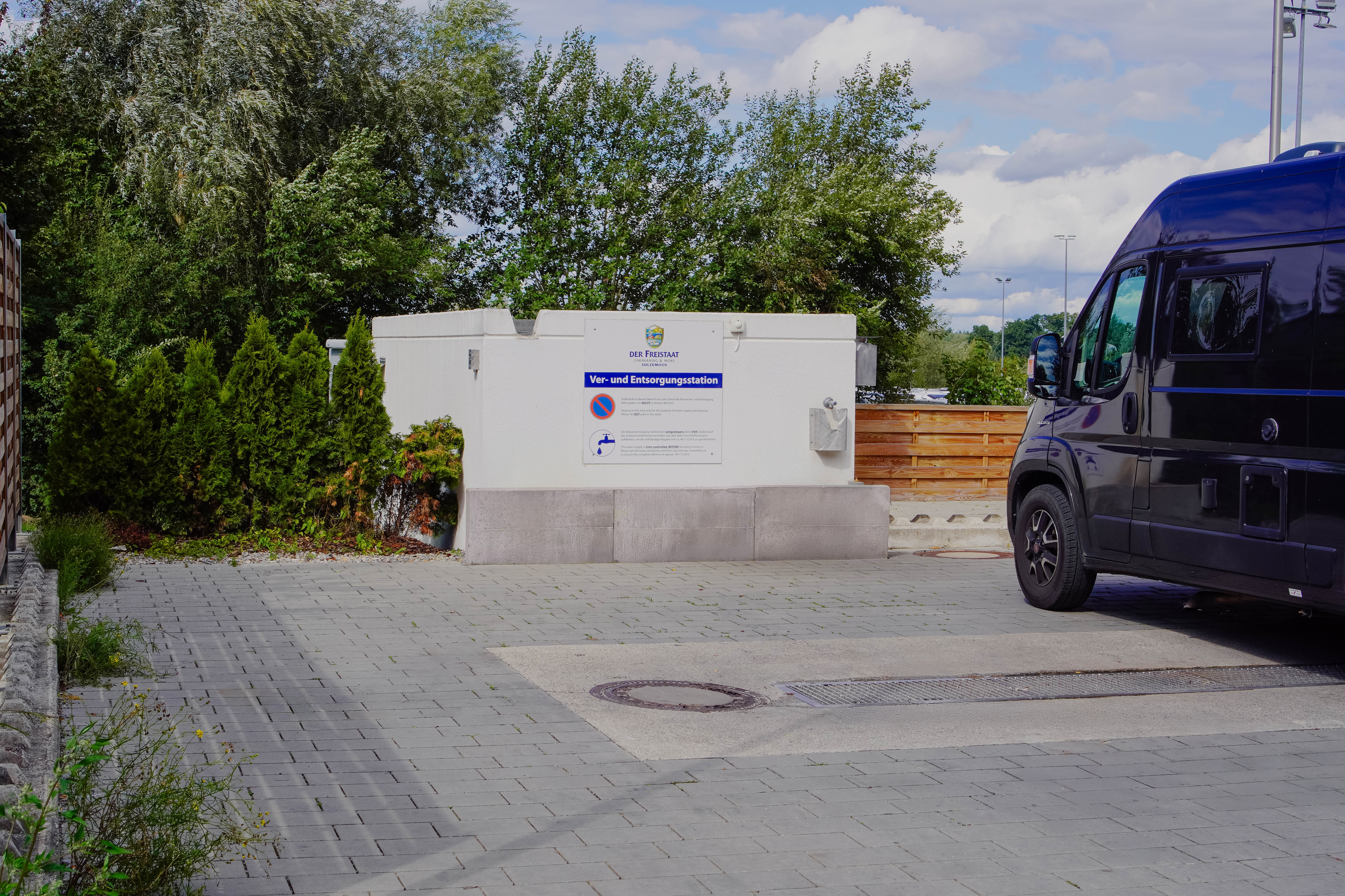 Area sosta per camper - München - Frischwasserversorgungs- und Grauwasserentsorgungsstation - Stellplatz bei der Freistaat Caravaning & More