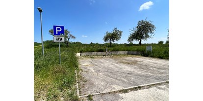 Motorhome parking space - öffentliche Verkehrsmittel - Adelshofen (Landkreis Ansbach) - Wohnmobilstellplatz am Langenburger Freibad - In der Strut