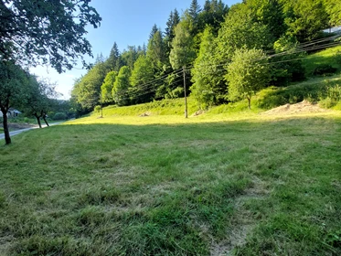 Wohnmobilstellplatz: meadow in village between mountains