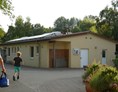 Wohnmobilstellplatz: Moderne Sanitäranlagen mit umweltfreundlicher Solaranlage  - Wohnmobilstellplatz am Campingpark Zuruf