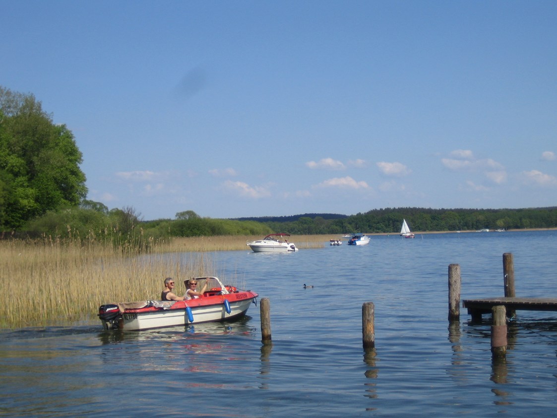 Wohnmobilstellplatz: Bootsausflüge auf dem Plauer See sind ein gern genutztes Urlaubsvergnügen. - Wohnmobilstellplatz am Campingpark Zuruf