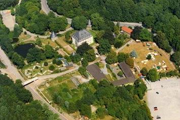 Wohnmobilstellplatz: Homepage http://www.schloss-hardenberg.de - Parkplatz am Schloss Hardenberg