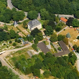 Wohnmobilstellplatz: Homepage http://www.schloss-hardenberg.de - Parkplatz am Schloss Hardenberg