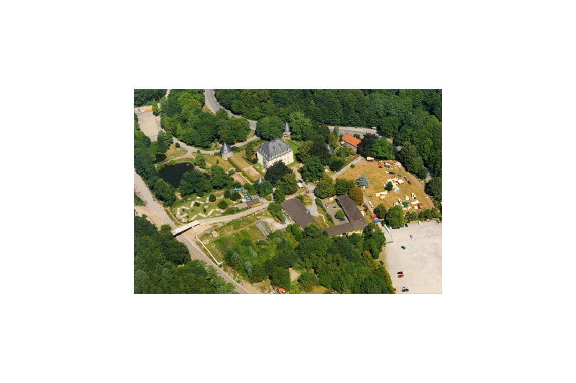 Wohnmobilstellplatz: Homepage http://www.schloss-hardenberg.de - Parkplatz am Schloss Hardenberg