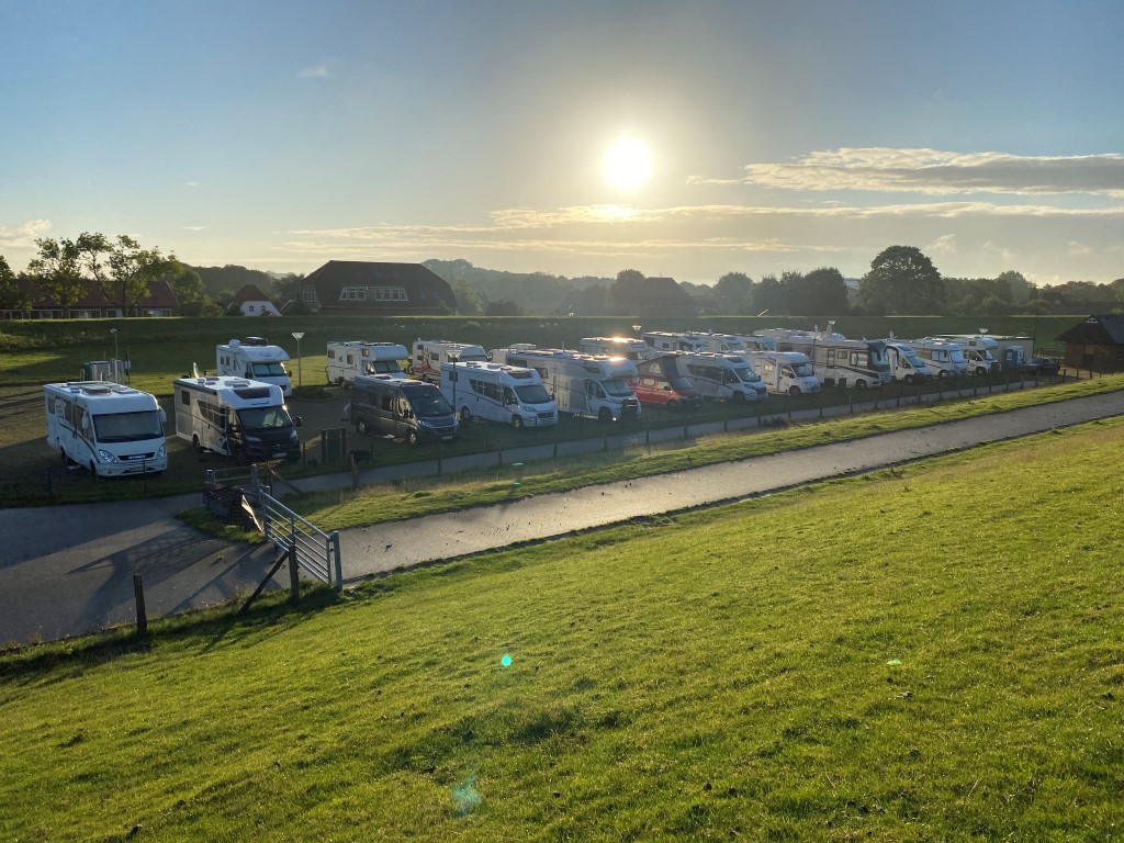 Wohnmobilstellplatz: Gut ausgelastet - Stellplatz am Elbdeich