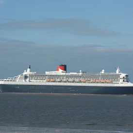 Wohnmobilstellplatz: Queen Mary 2 elbabwärts - Stellplatz am Elbdeich