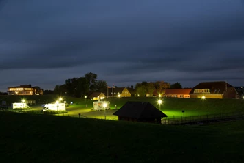 Wohnmobilstellplatz: Beleuchteter Stellplatz am Abend - Stellplatz am Elbdeich