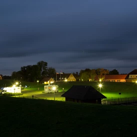 Wohnmobilstellplatz: Beleuchteter Stellplatz am Abend - Stellplatz am Elbdeich