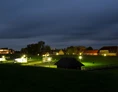 Wohnmobilstellplatz: Beleuchteter Stellplatz am Abend - Stellplatz am Elbdeich