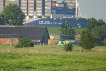 Wohnmobilstellplatz: 400m-Schiff auf der Elbe - Stellplatz am Elbdeich